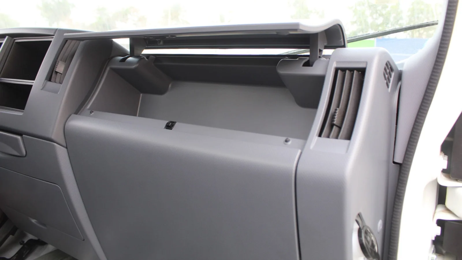 ISUZU NPR 4570 cc TRUCK CAB CHASSIS 4X2 DIESEL MT