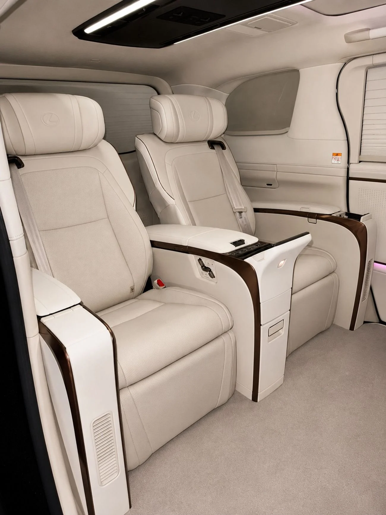 Lexus LM 350h 4 Seats (VIP Configuration)