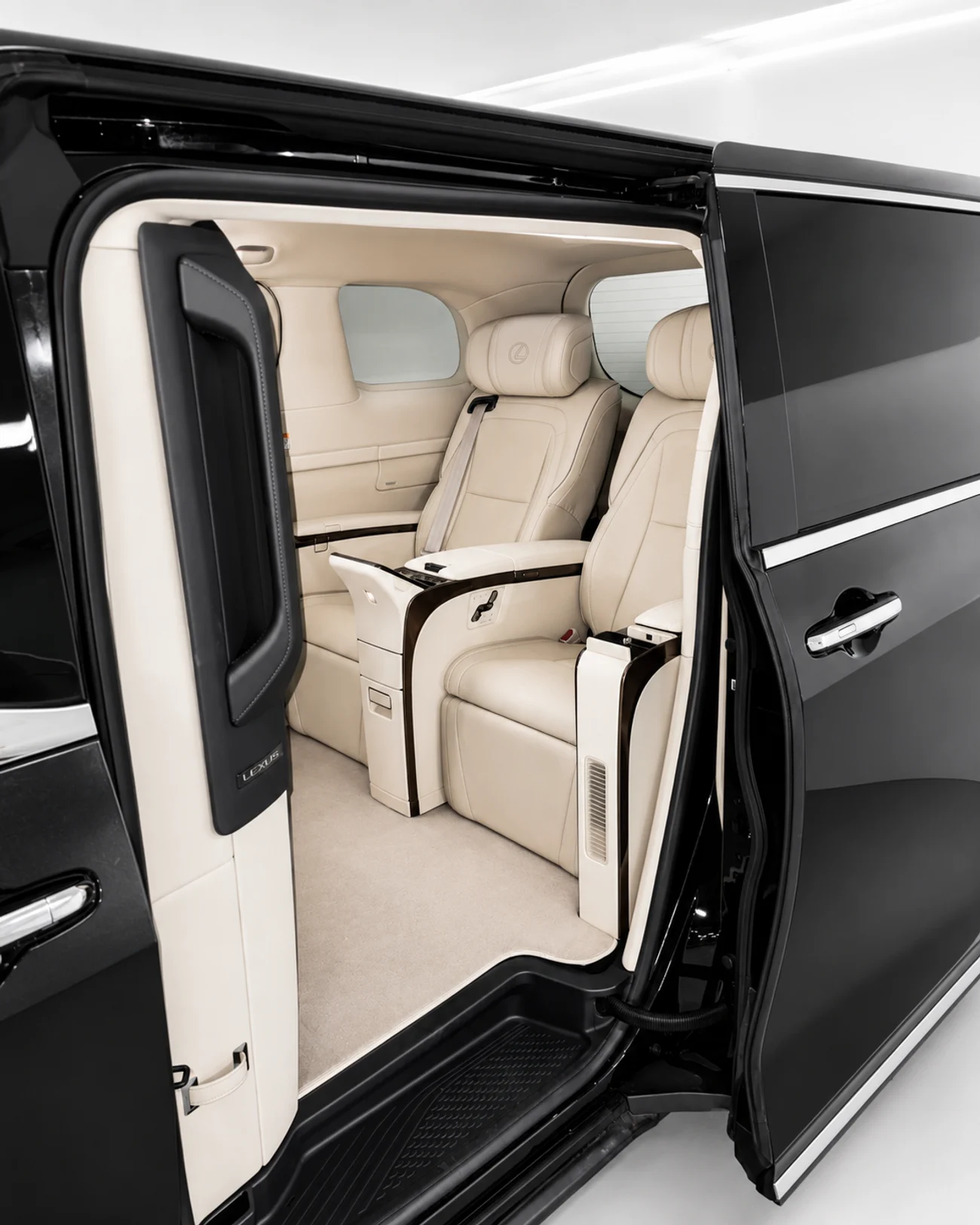 Lexus LM 350h 4 Seats (VIP Configuration)