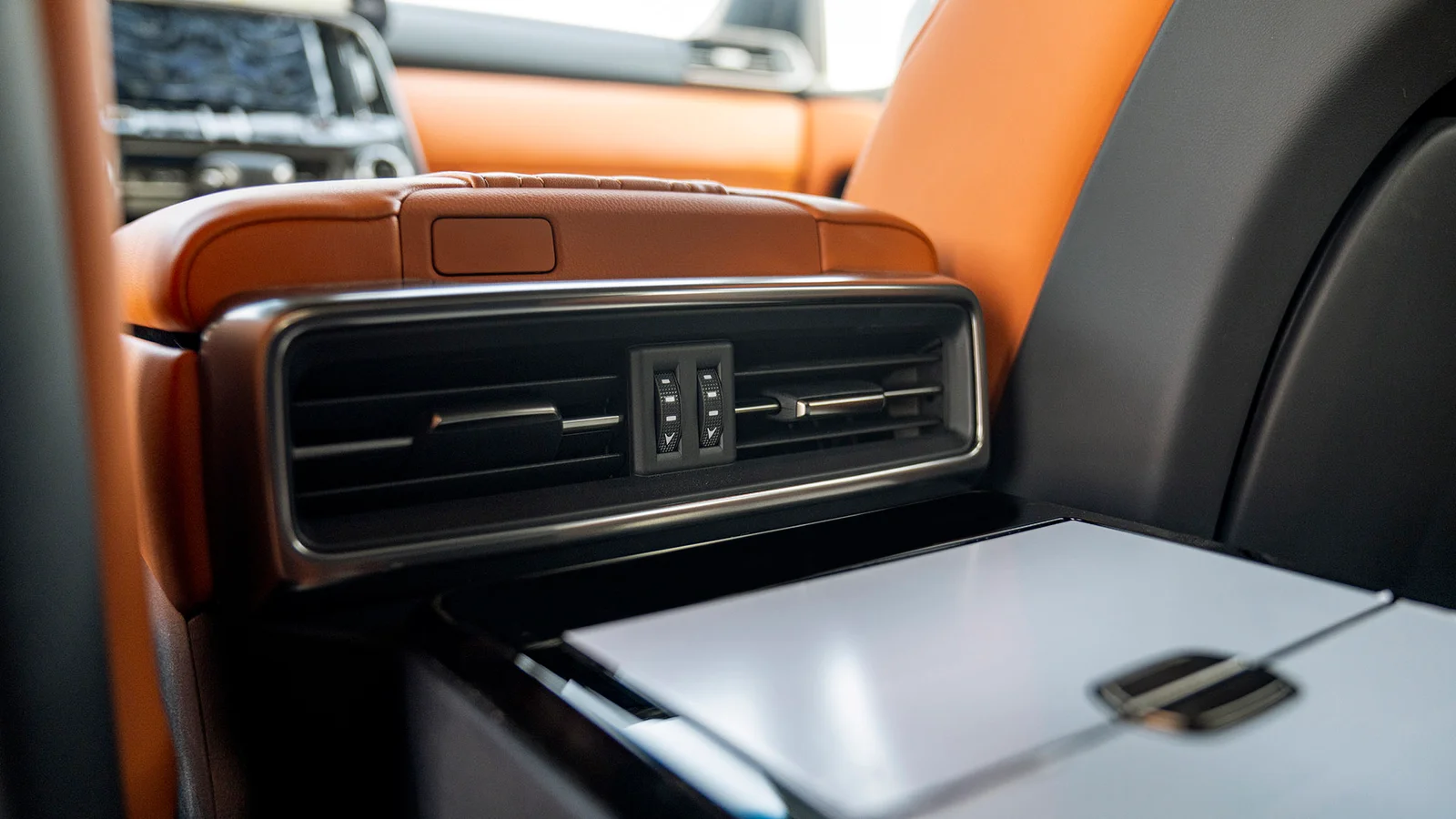 LEXUS LX600 VIP 3.5P AT MY2025 – BLACK