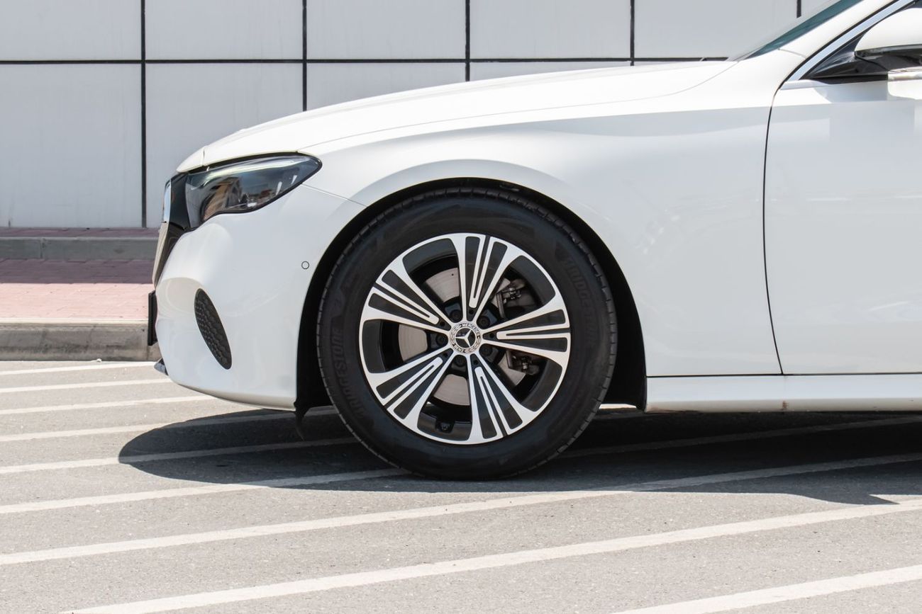 Mercedes Benz E200 2.0L _ white