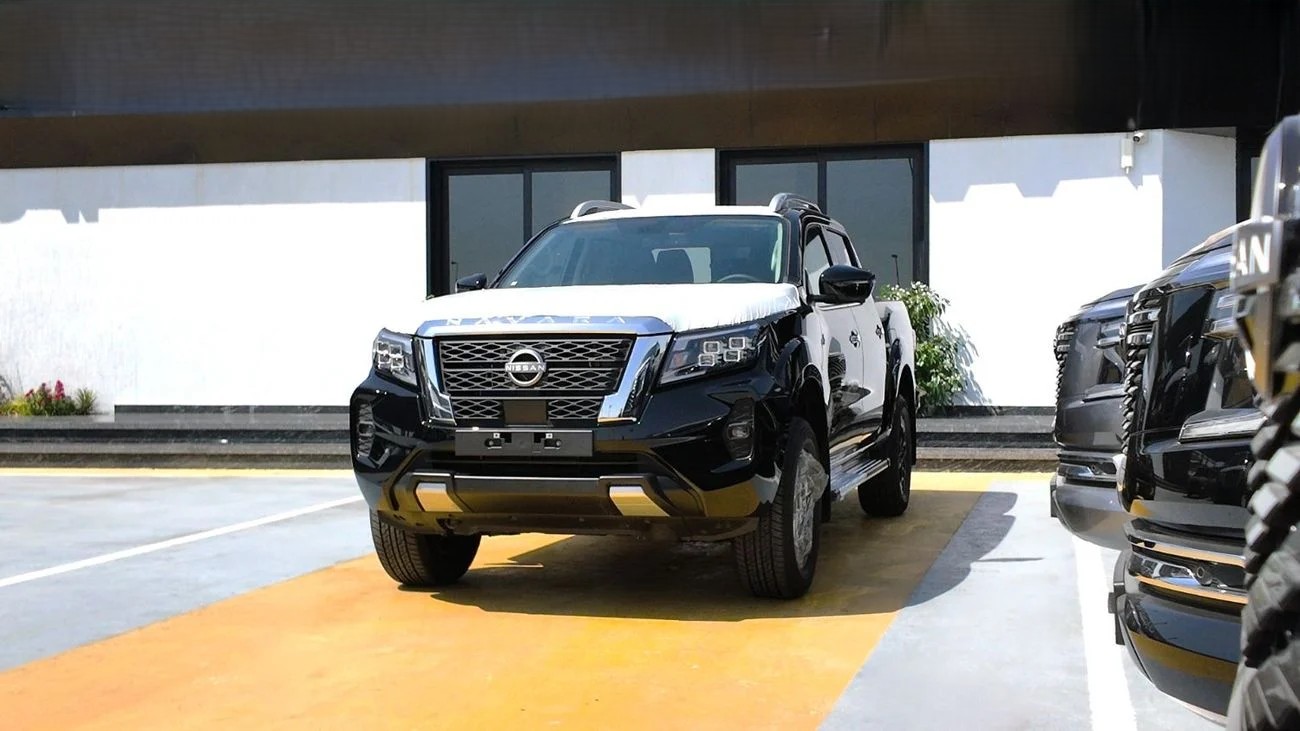 Nissan Navara 2.5L 4X4 MT 2025 _ BLACK