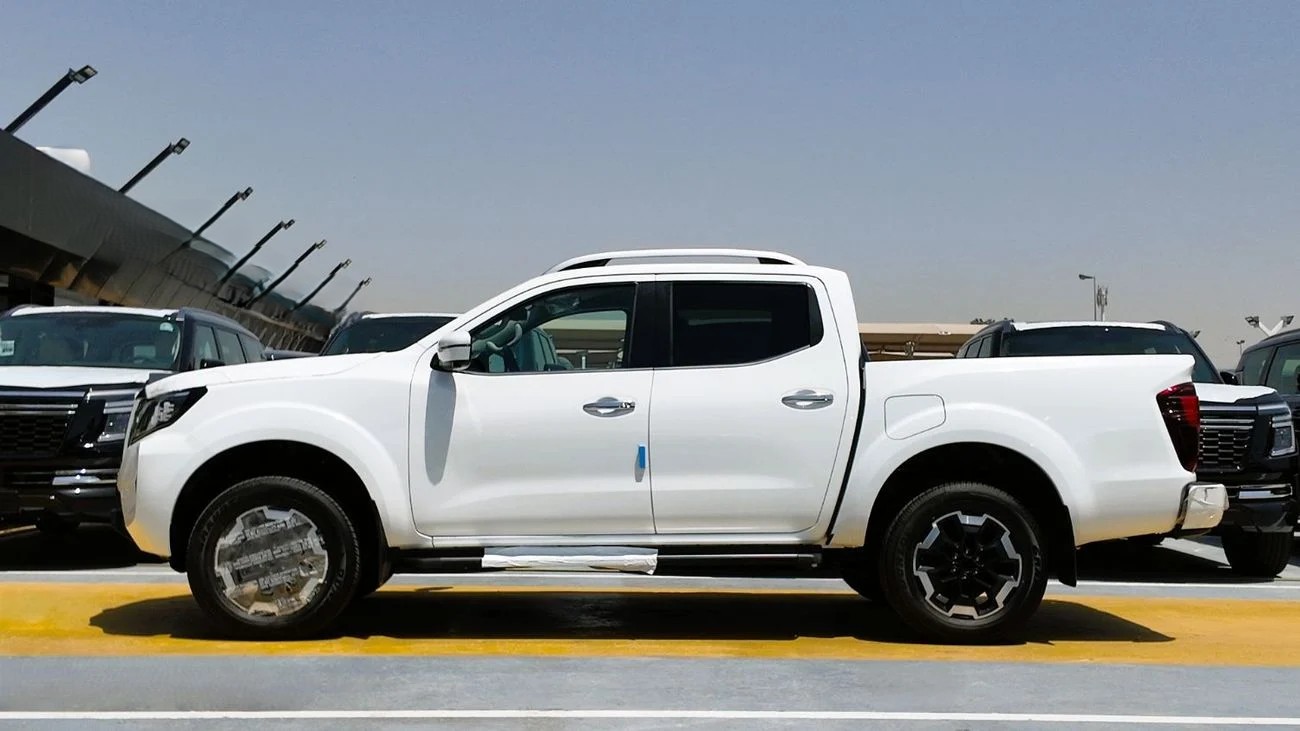 Nissan Navara 2.5L 4X4 MT 2025 _ WHITE