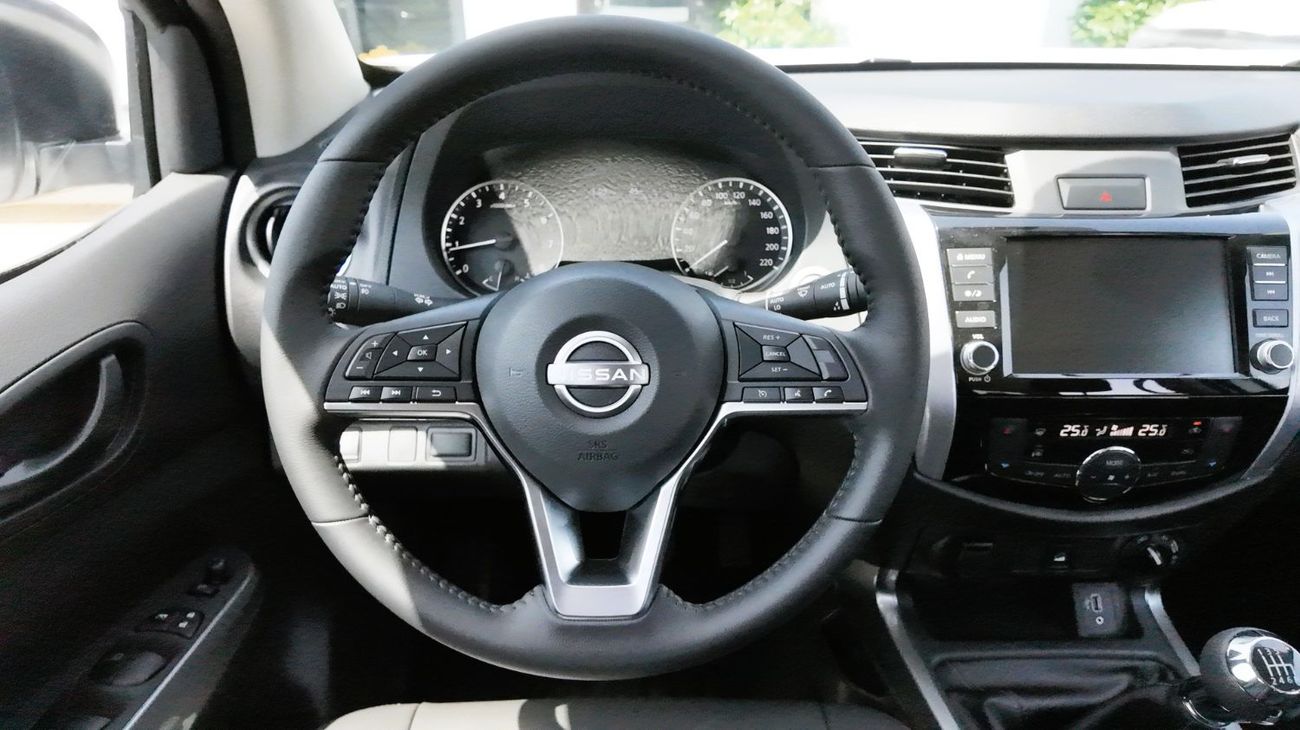 Nissan Navara 2.5L 4X4 MT 2025 _ WHITE