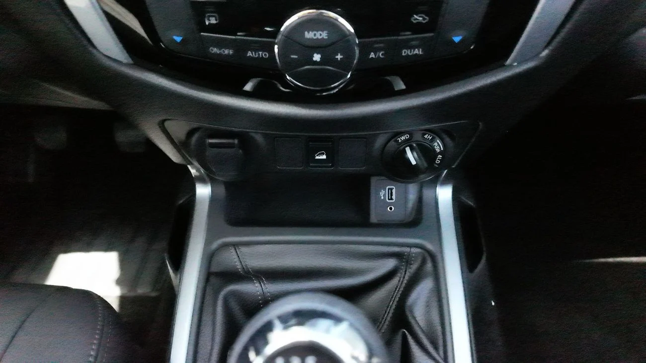 Nissan Navara 2.5L 4X4 MT 2025 _ WHITE