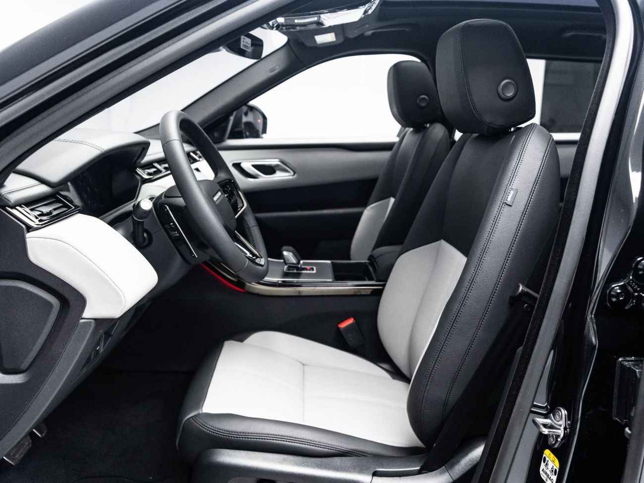 Range Rover Velar R-DYNAMIC S _ 2026 _black