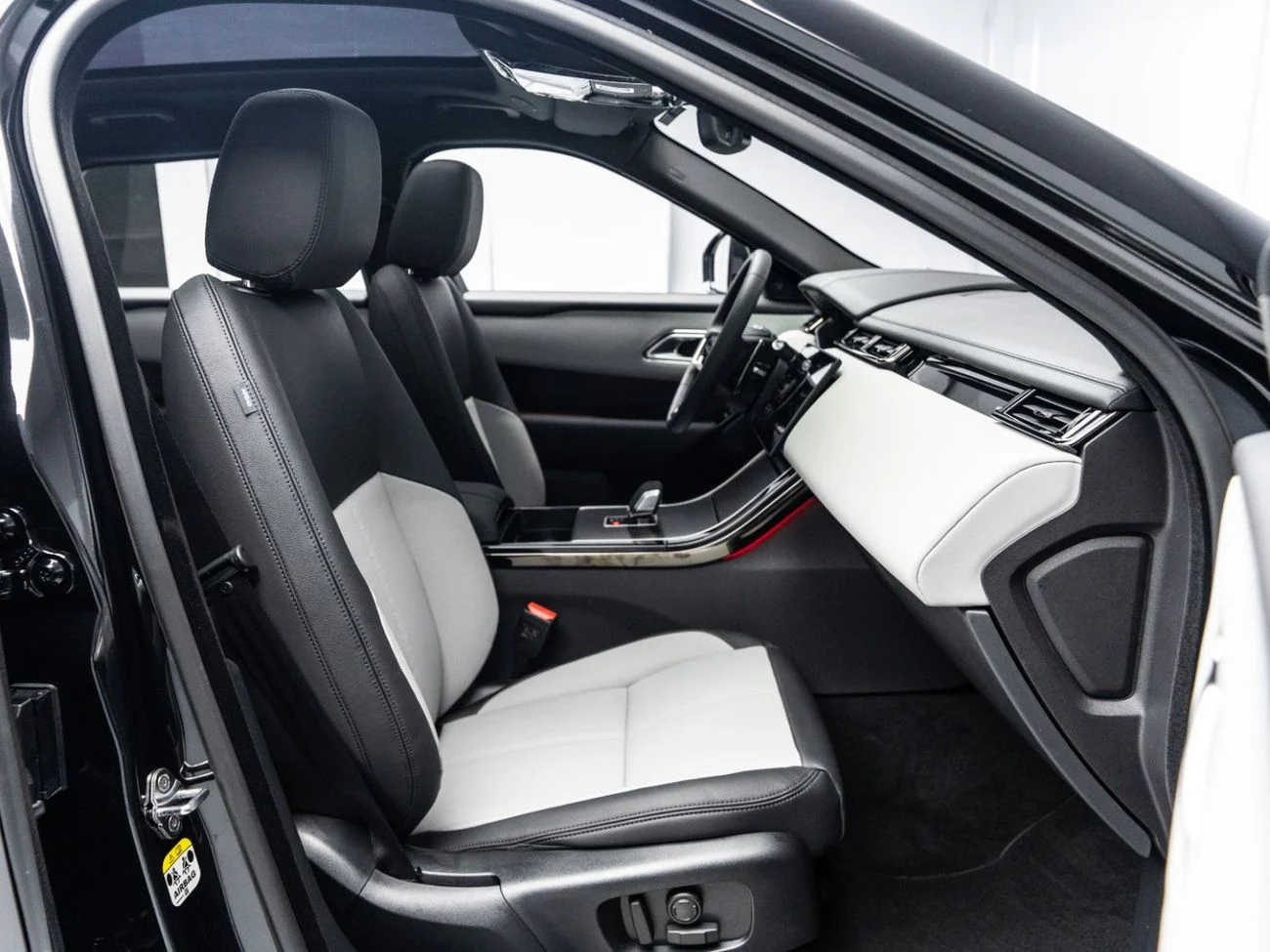 Range Rover Velar R-DYNAMIC S _ 2026 _black