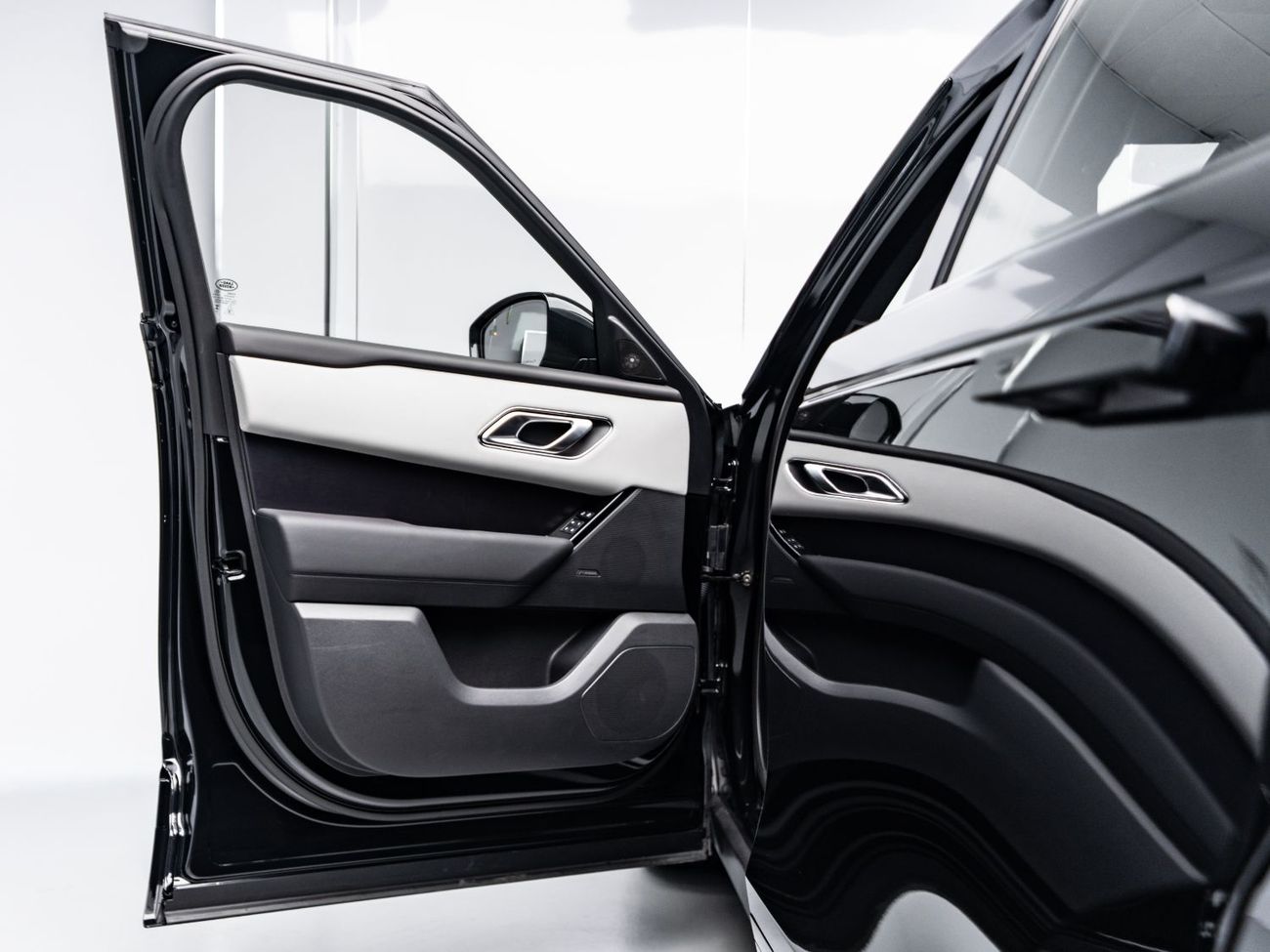 Range Rover Velar R-DYNAMIC S _ 2026 _black