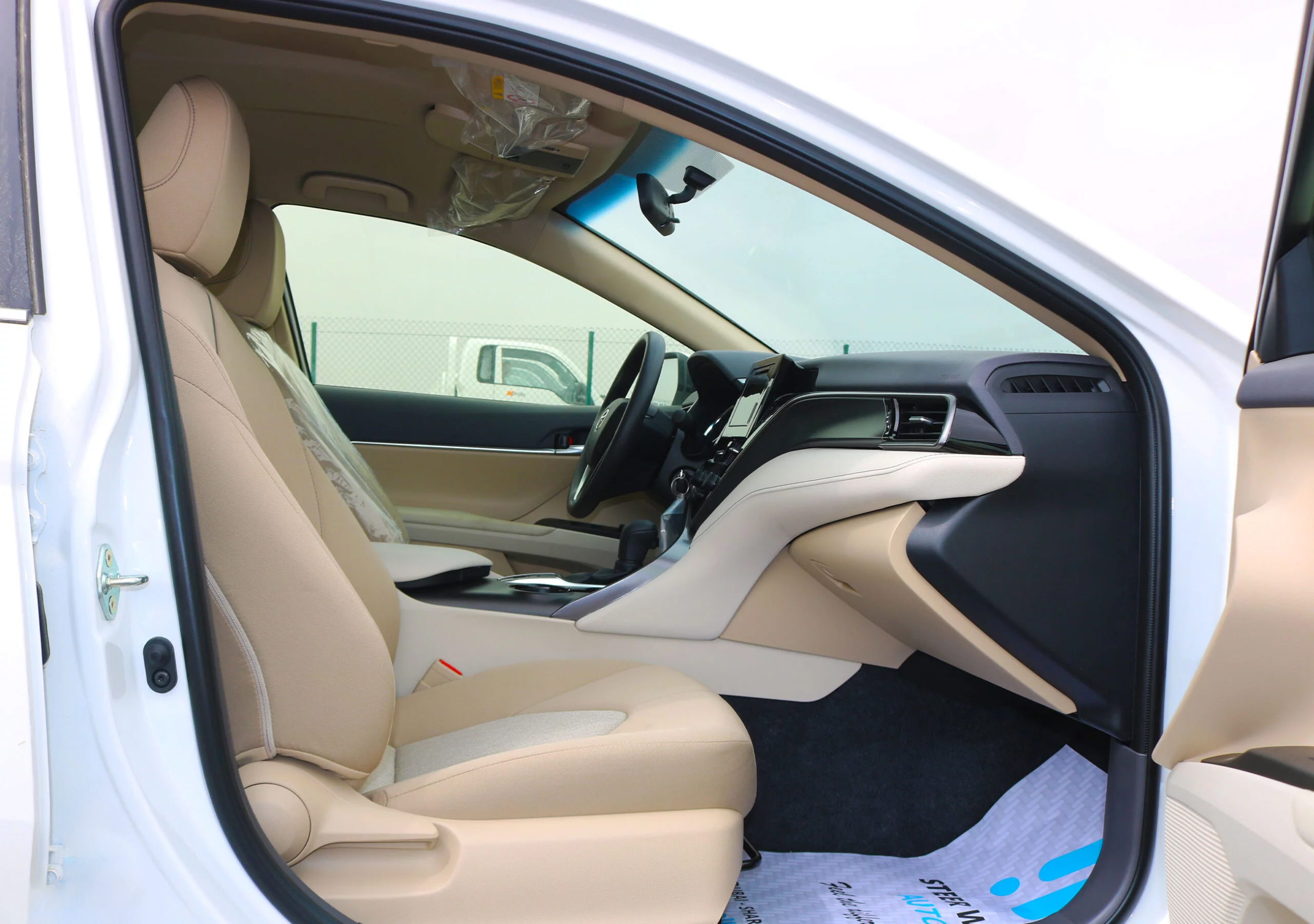 TOYOTA CAMRY LE WHITE
