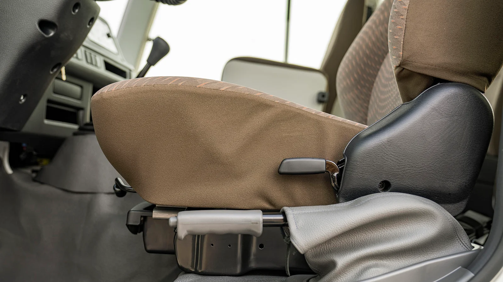 TOYOTA COASTER 2.7P MT 30 SEATER MY2025 – WHITE