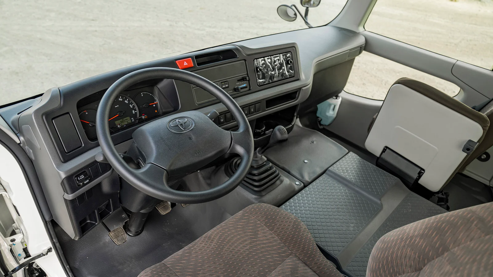 TOYOTA COASTER 2.7P MT 30 SEATER MY2025 – WHITE