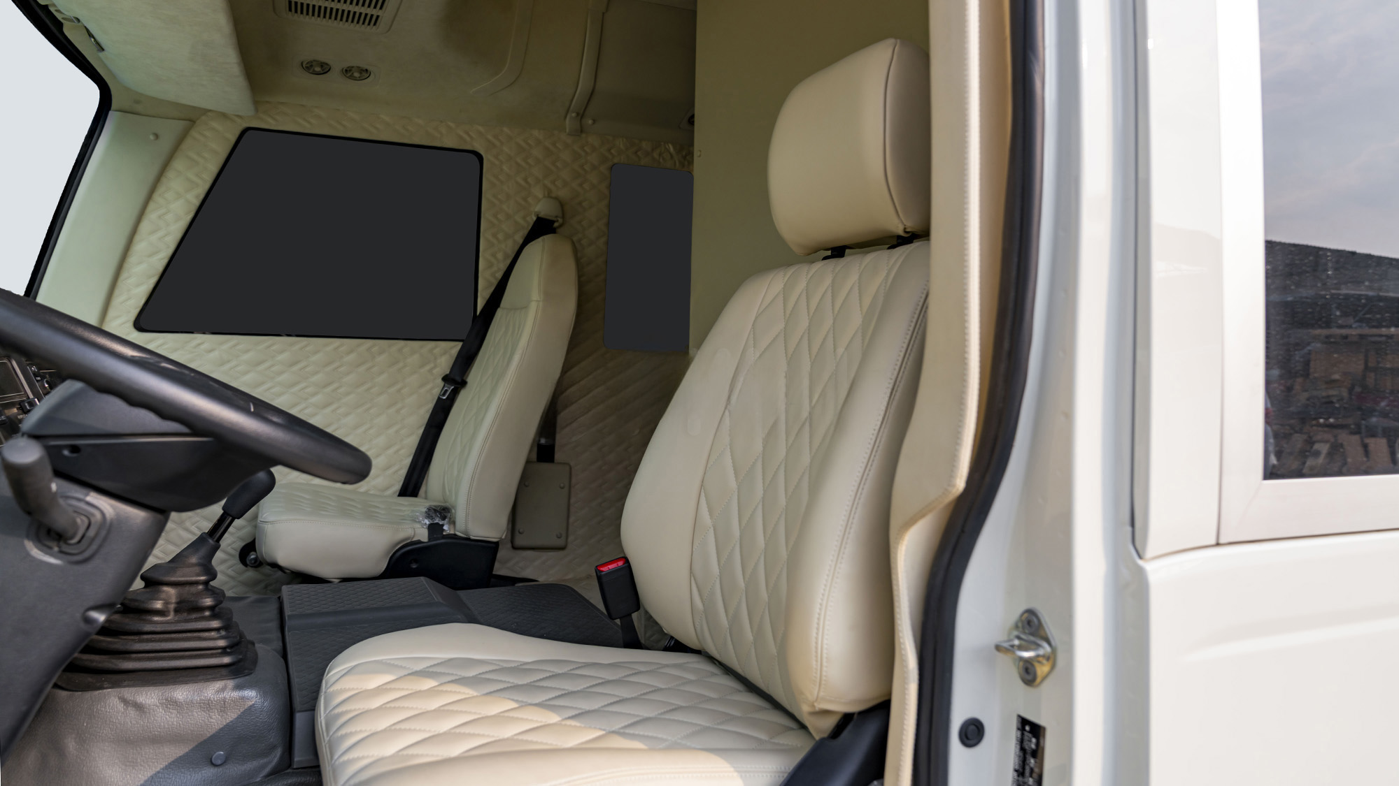 TOYOTA COASTER ARMOURED VIP 2.7P MT MY2025 – WHITE