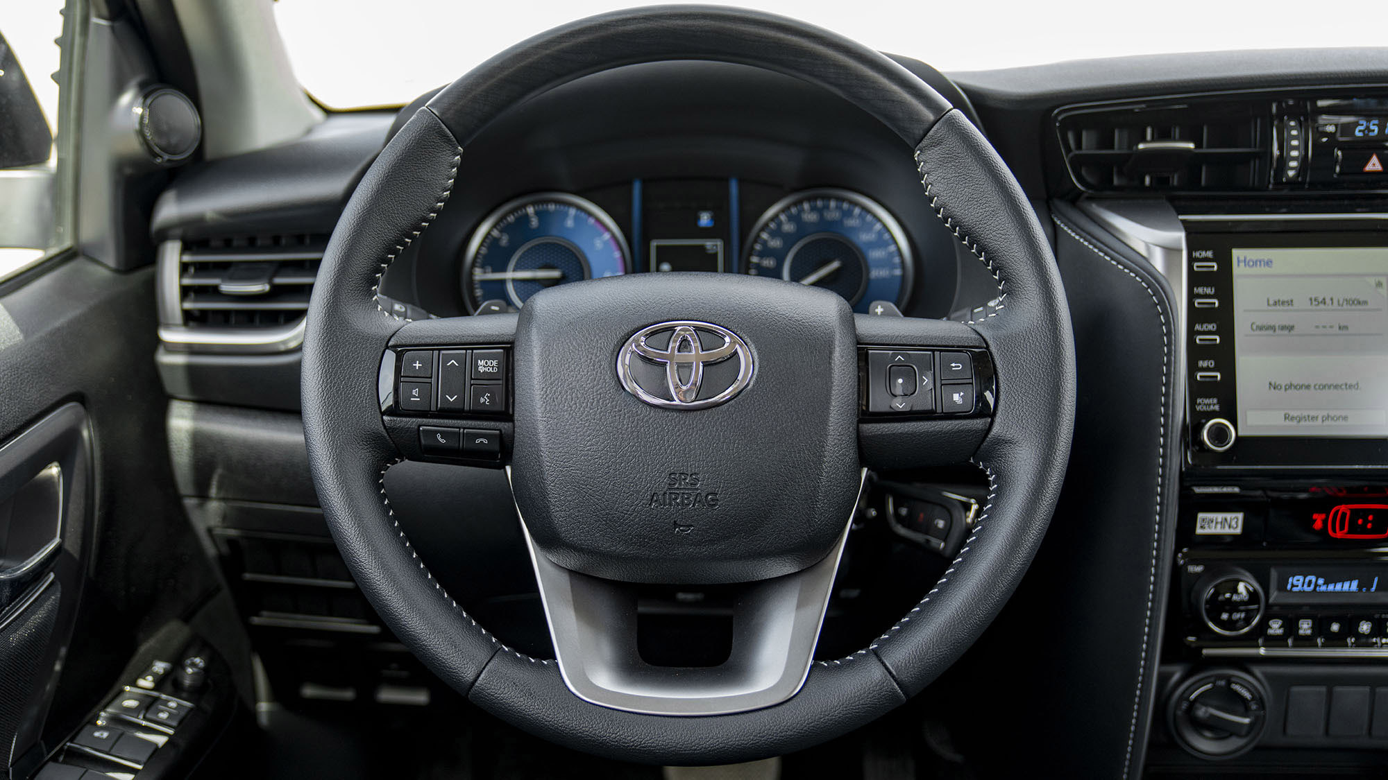 TOYOTA FORTUNER 2.4D AT 4X4