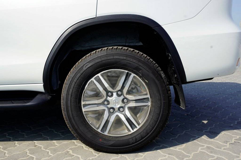 TOYOTA FORTUNER 4.0L P 6-CYLINDER GXR AT