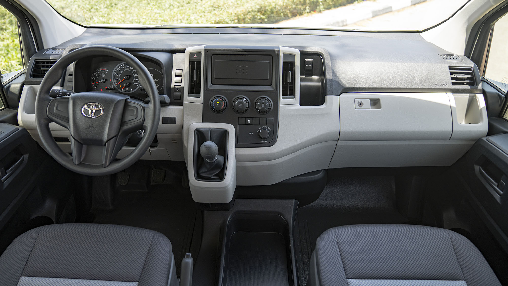 TOYOTA HIACE HR 2.8D MT 14 SEATER