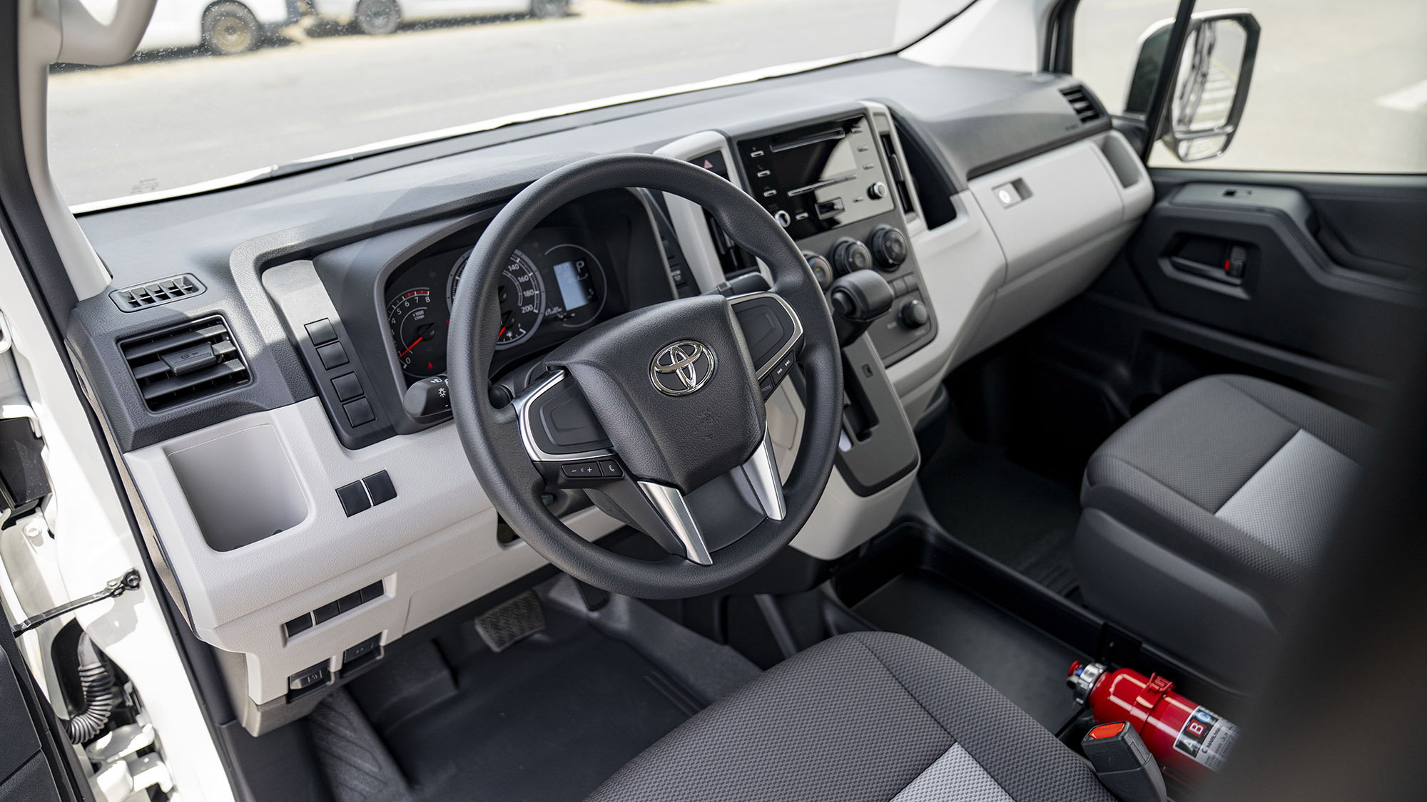 TOYOTA HIACE HR 3.5P AT 13 SEATER