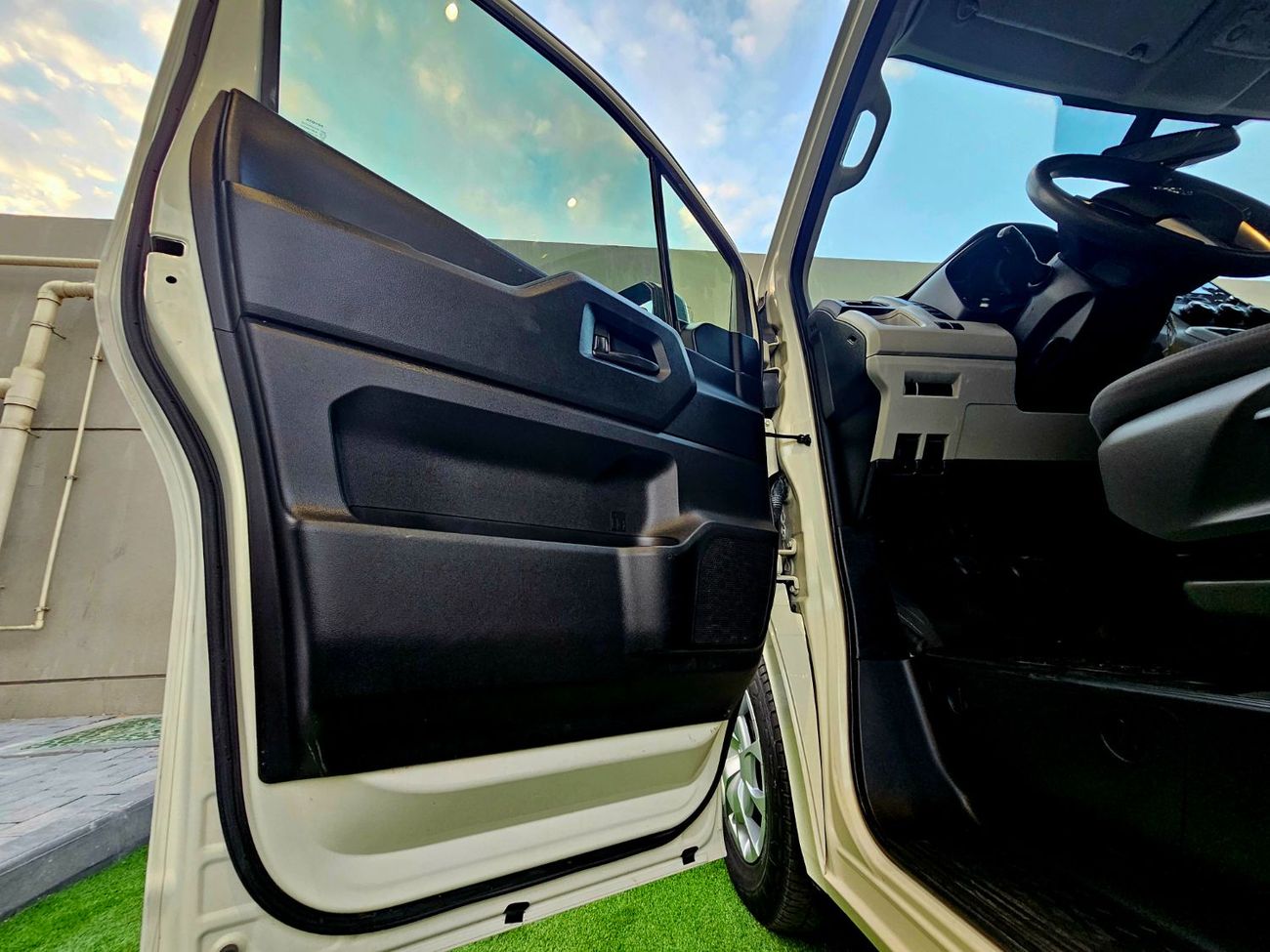 Toyota Hiace PASSENGER PATROL/ 3.5L V6 MANUAL