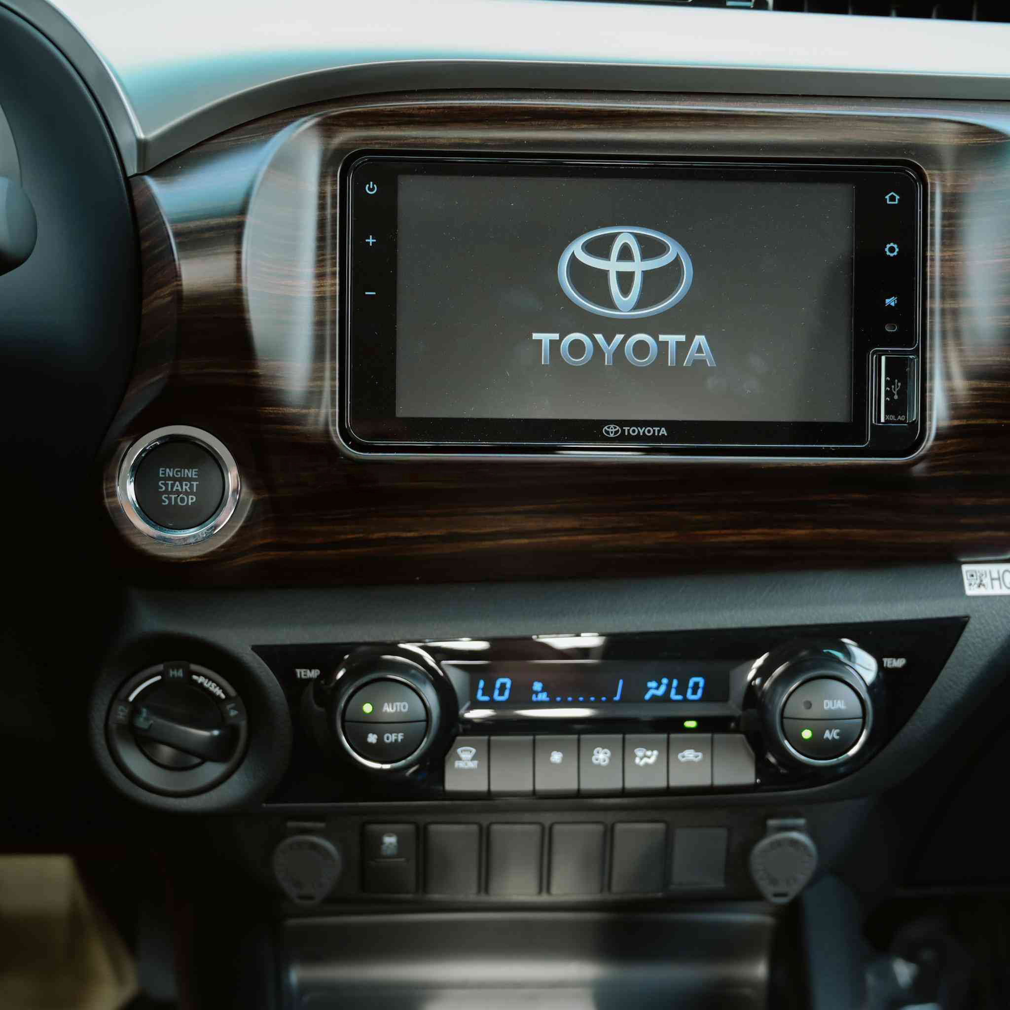 TOYOTA HILUX 2.7 DC SR5 4*4