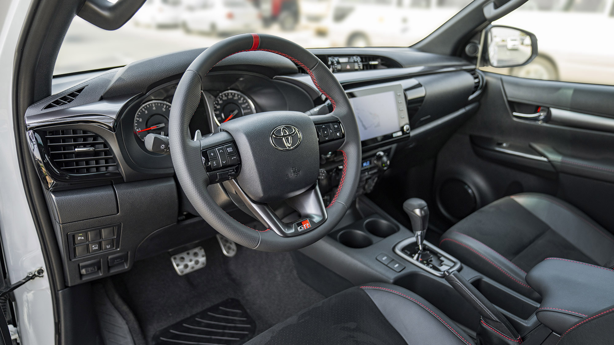 TOYOTA HILUX DC GR SPORT 4.0P AT 4X4 _ WHITE