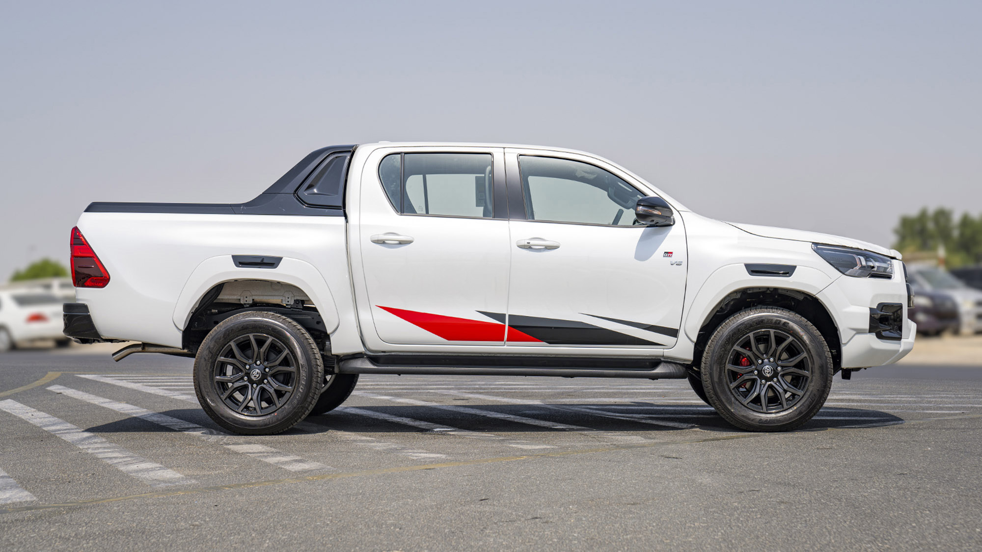 TOYOTA HILUX DC GR SPORT 4.0P AT 4X4 _ WHITE