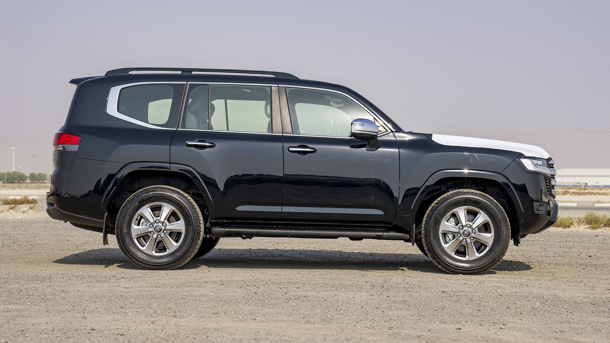 TOYOTA LAND CRUISER LC300 VX 4.0p - black