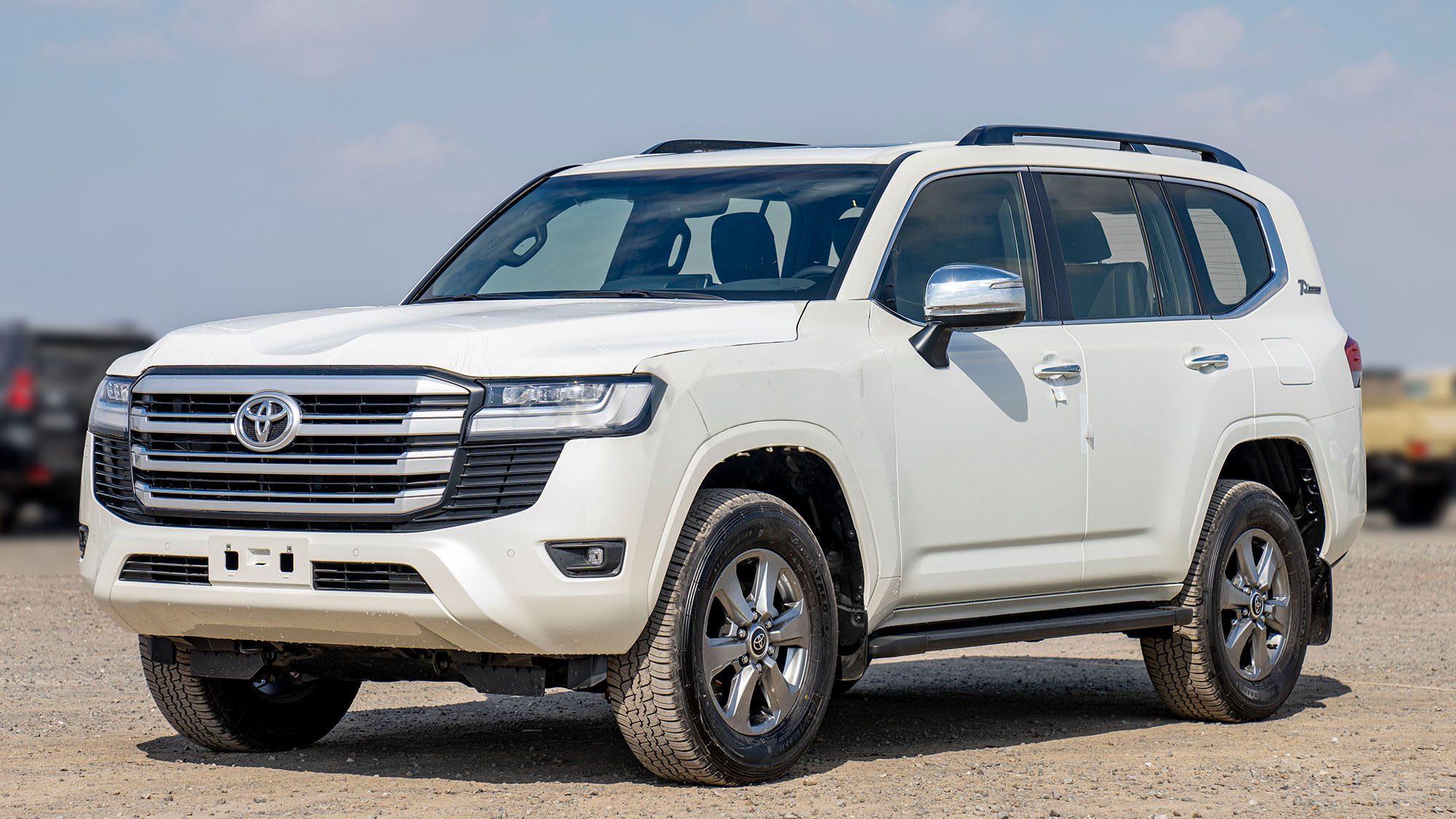 TOYOTA LAND CRUISER LC300 VX 4.0p white