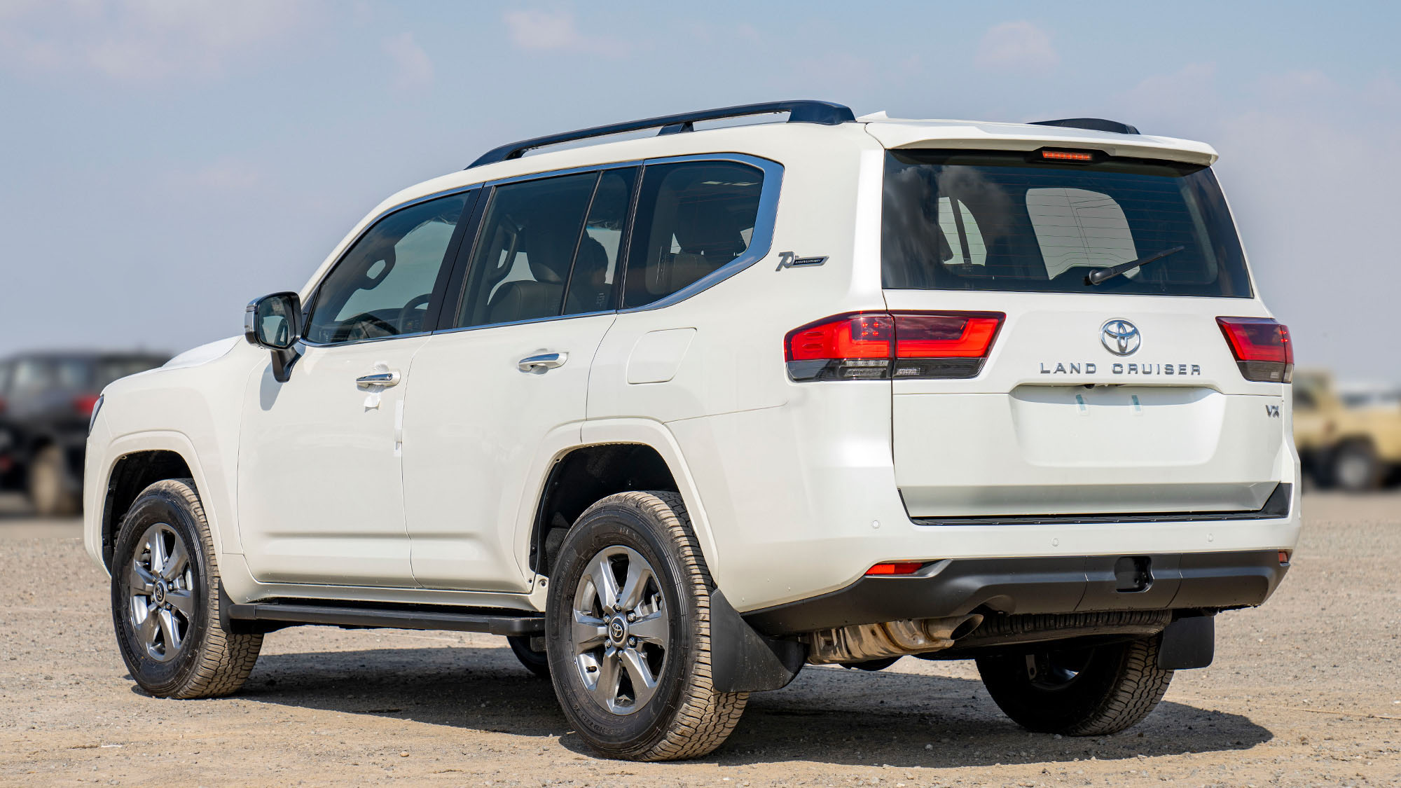 TOYOTA LAND CRUISER LC300 VX 4.0p white