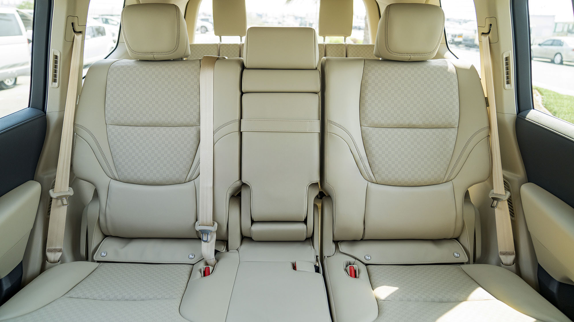TOYOTA LAND CRUISER LC300 VXR 3.3D AT - white