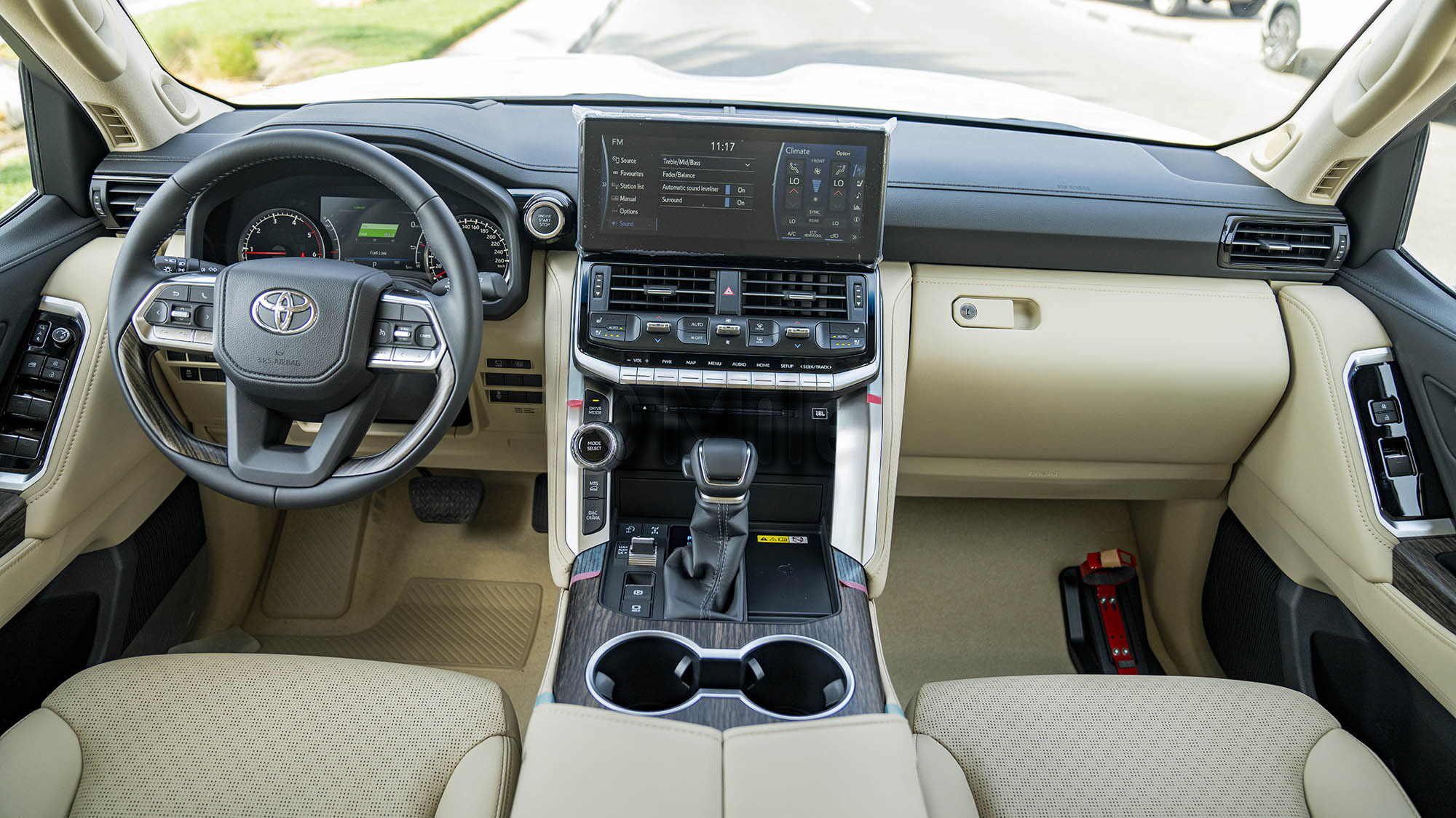TOYOTA LAND CRUISER LC300 VXR 3.3D AT - white