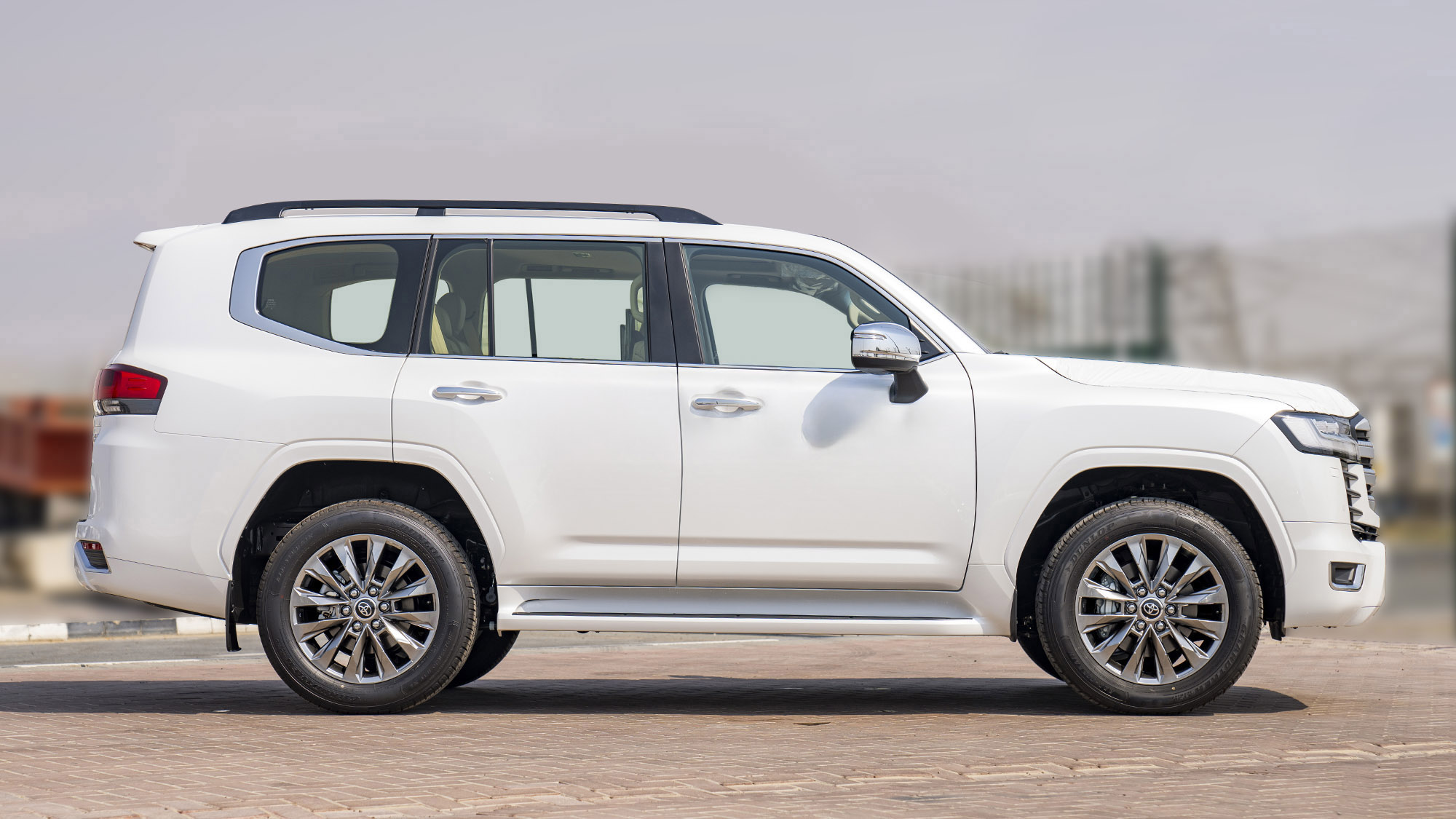 TOYOTA LAND CRUISER LC300 VXR 3.3D AT - white