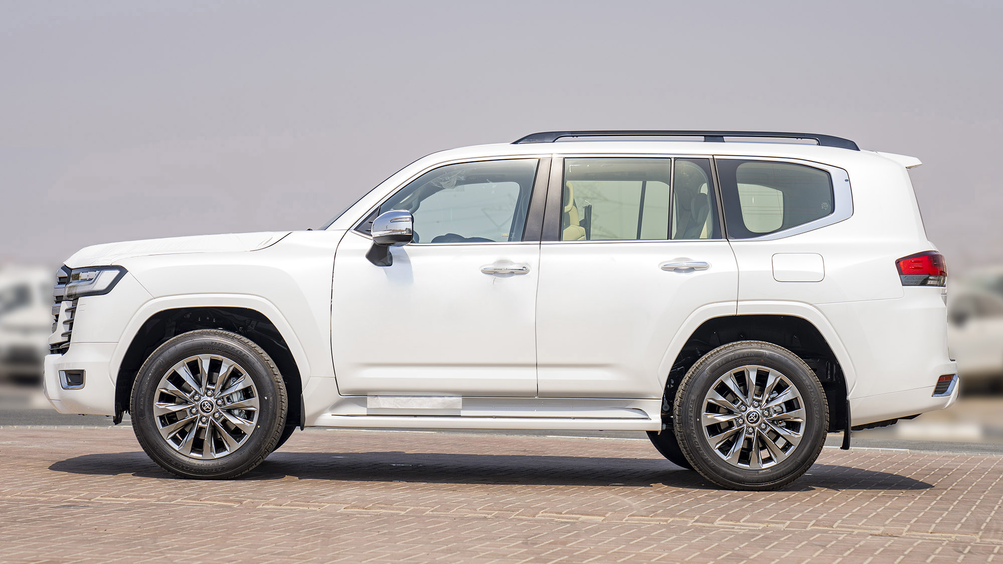 TOYOTA LAND CRUISER LC300 VXR 3.3D AT - white