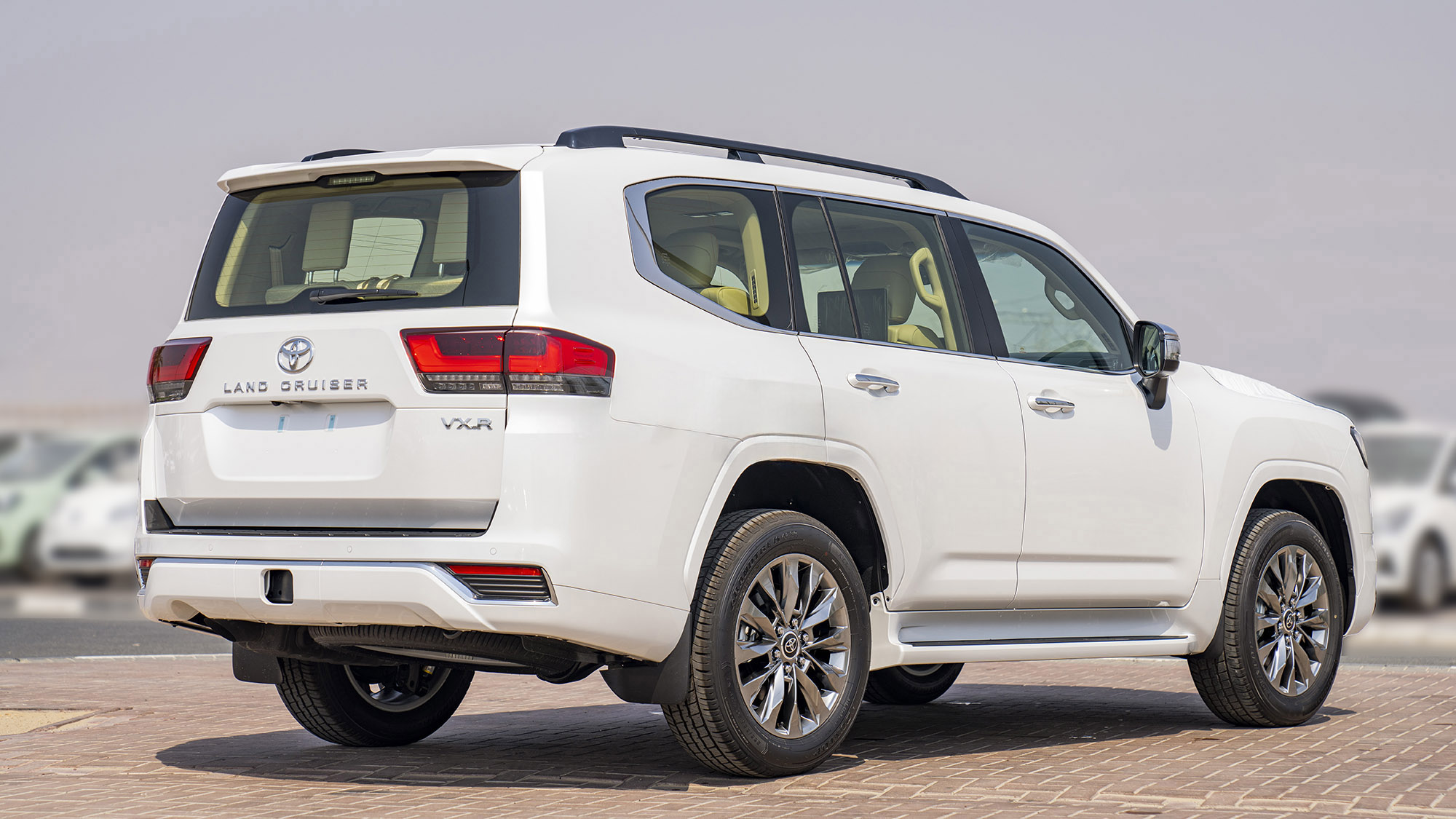 TOYOTA LAND CRUISER LC300 VXR 3.3D AT - white