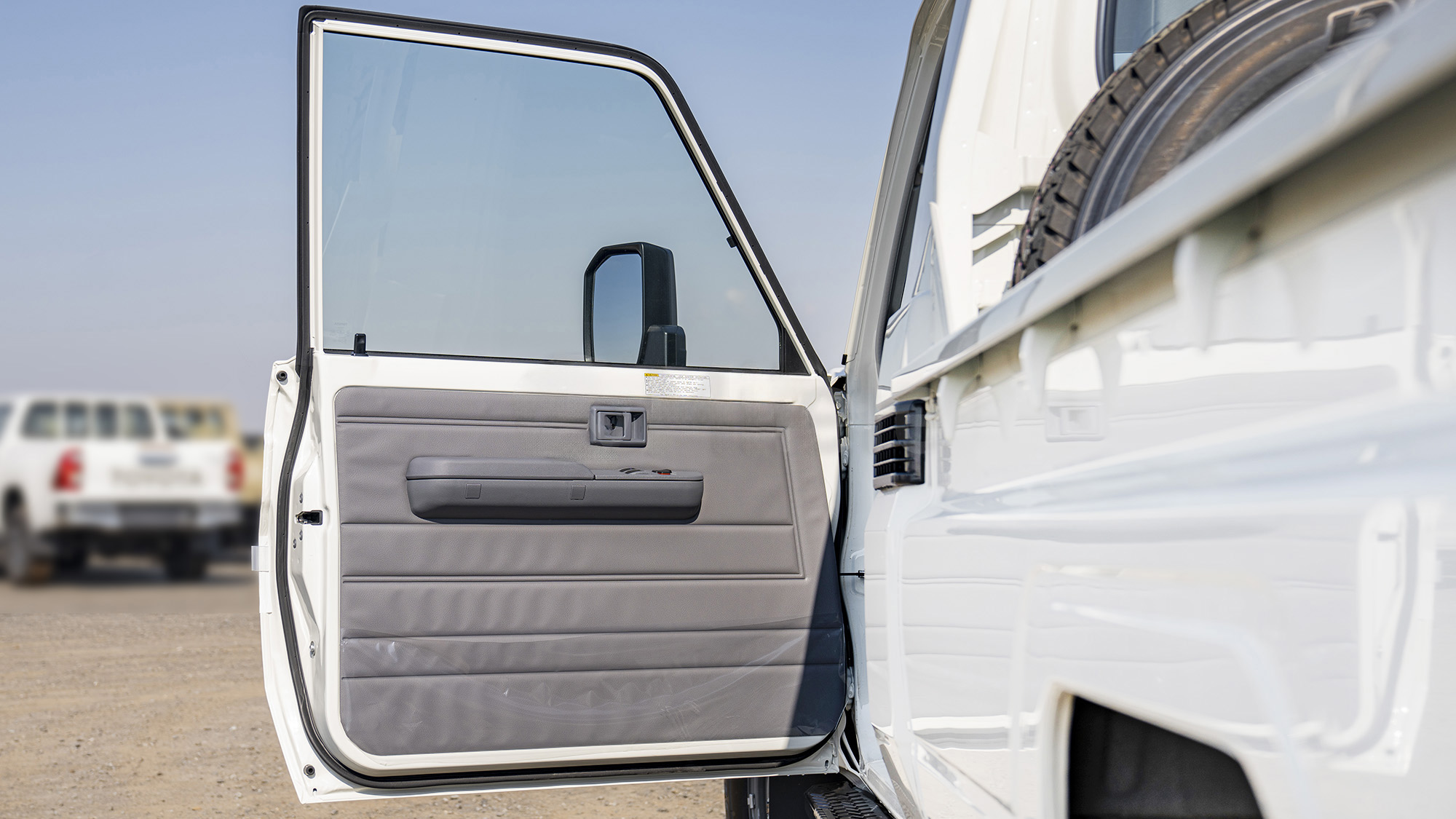TOYOTA LAND CRUISER LC79SC 4.0P MT _ WHITE
