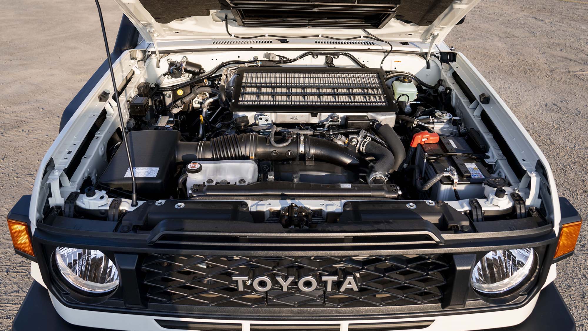TOYOTA LAND CRUISER LC79SC 4.5D MT _ WHITE