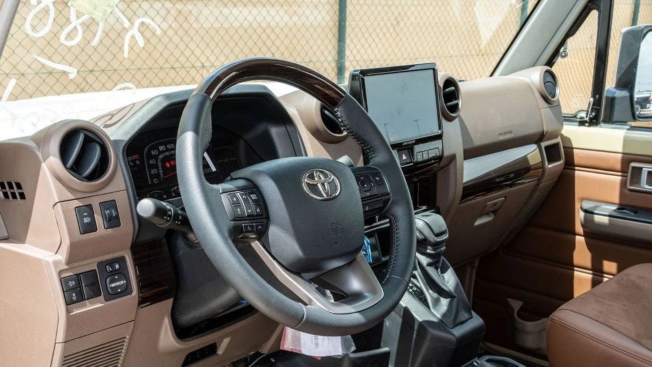 Toyota LC79 2.8L AT Diesel Full Option (White-Brown)
